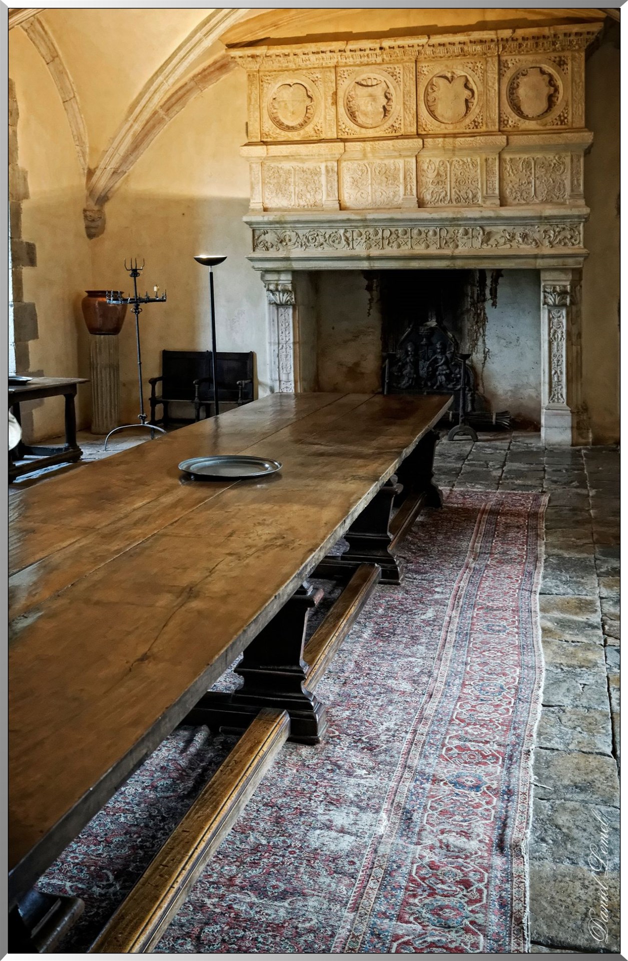 Cheminée et grande table en noyer