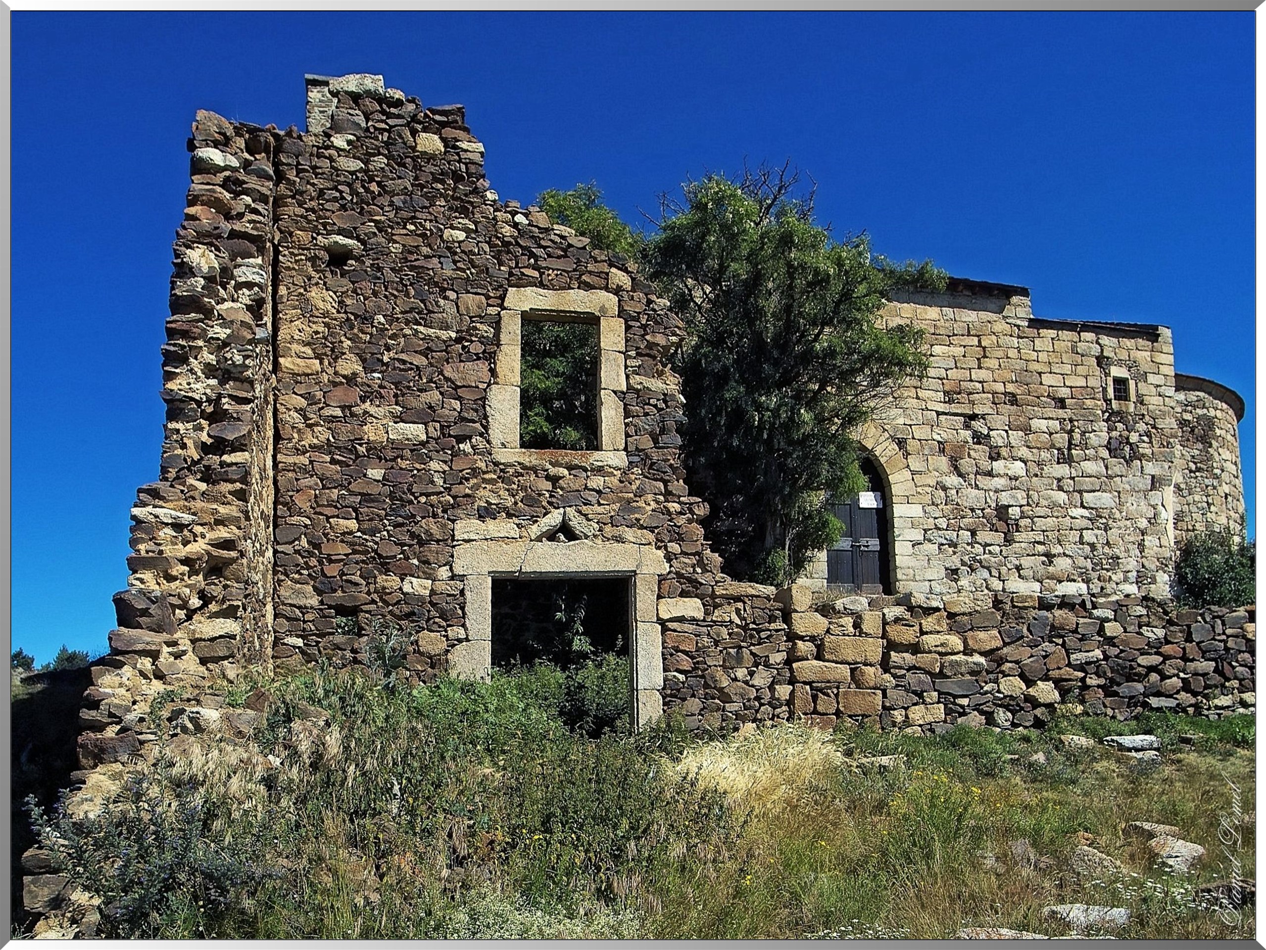 La porte d'entrée de la chapelle