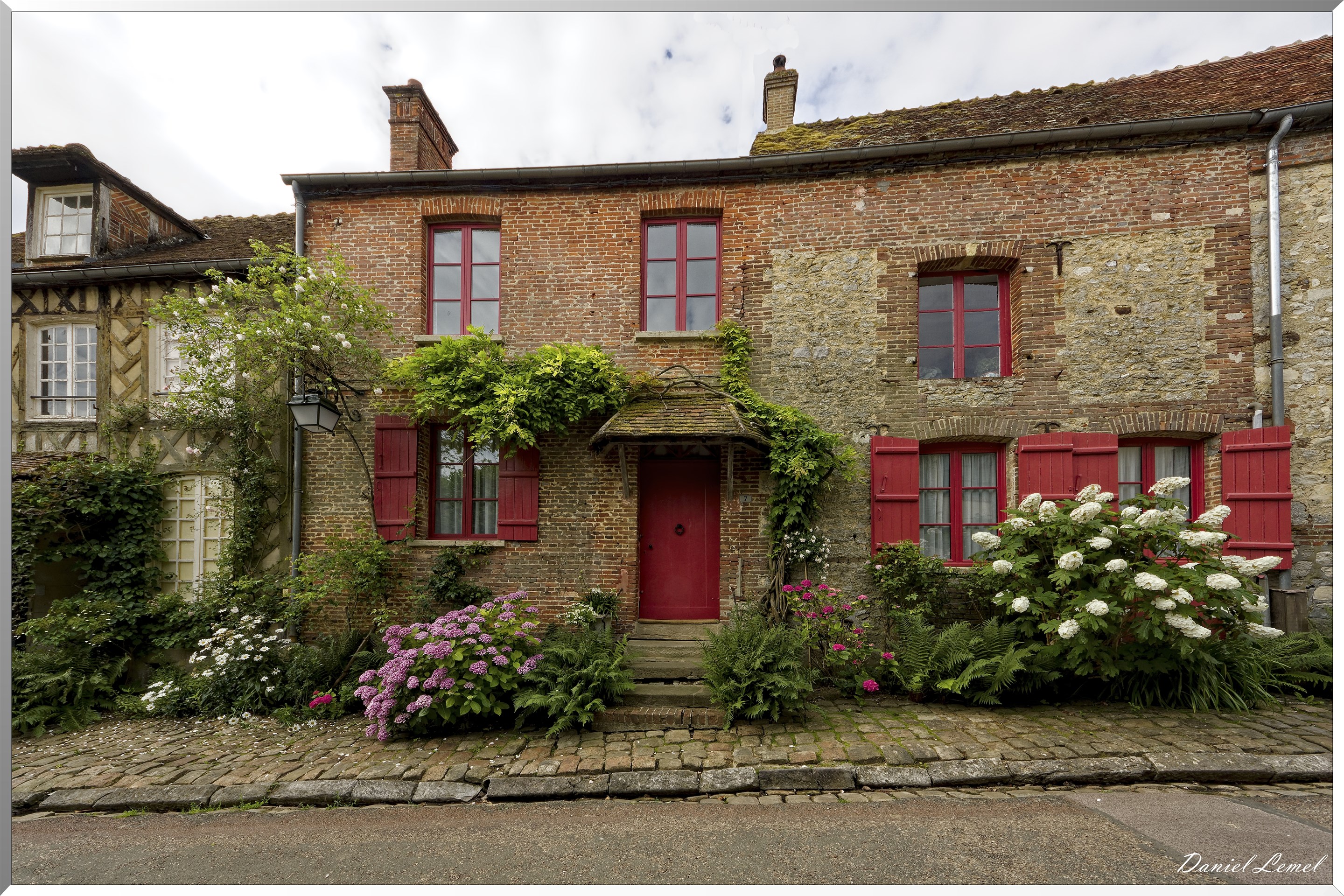Maison à volet rouge