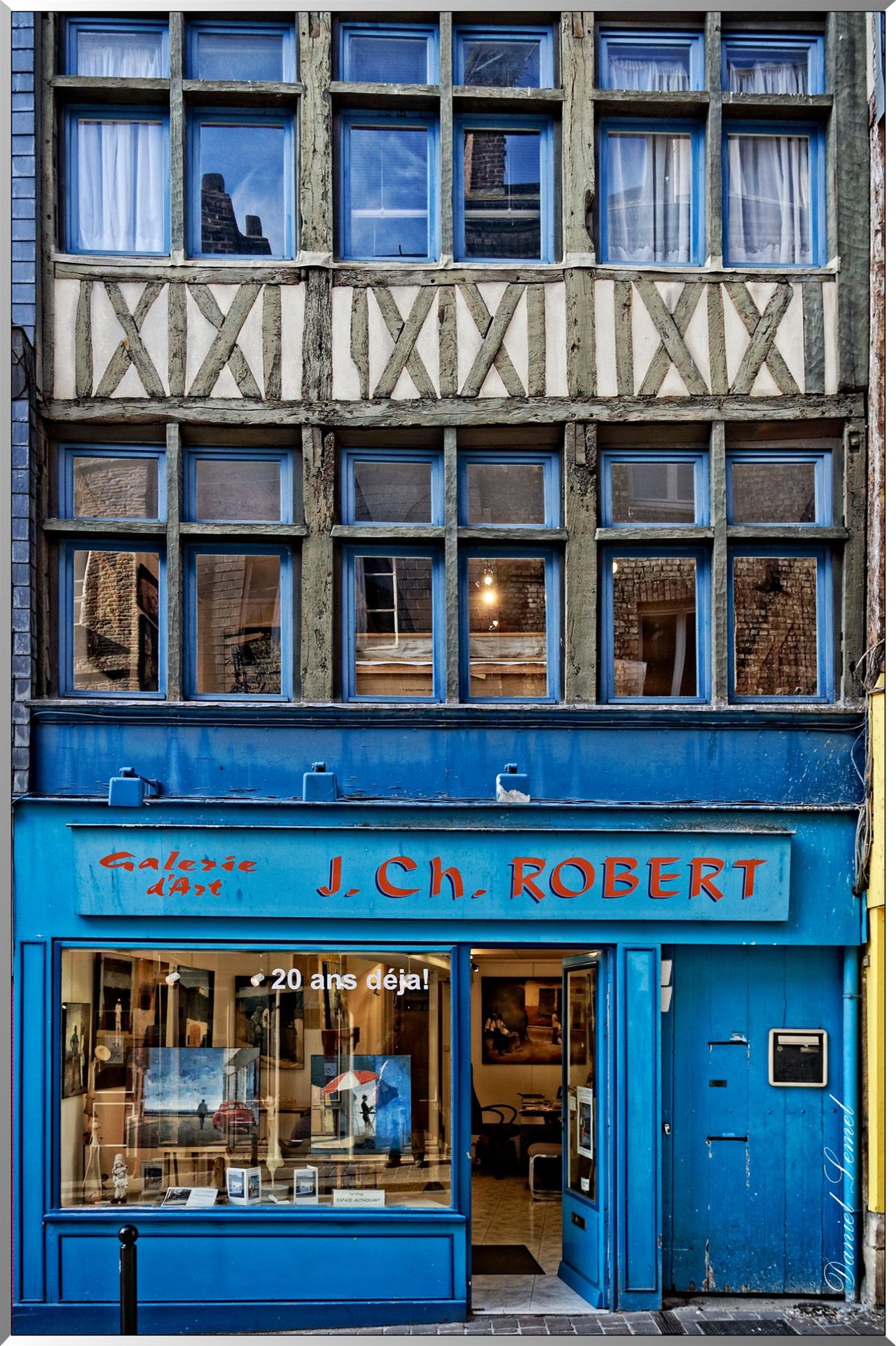 Vitrine de galerie d'art sur le vieux bassin