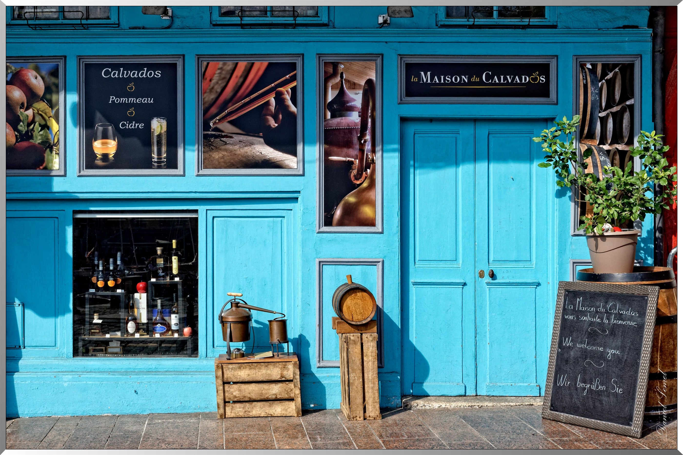 Vitrine de la maison du Calvados sur le vieux bassin
