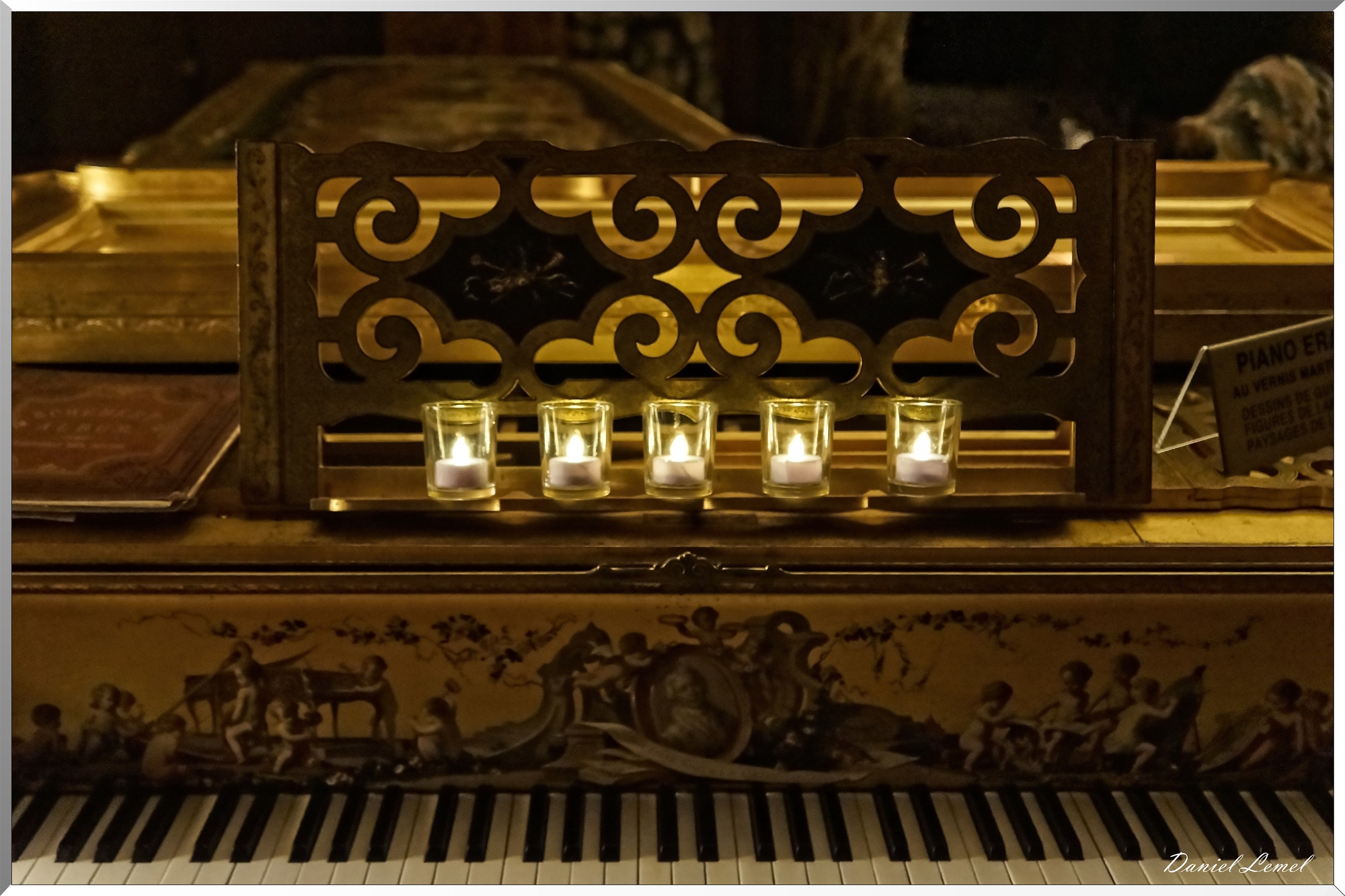 détail piano Erard dans le grand salon