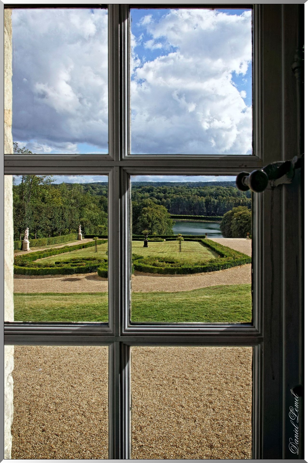 Vue d une fenetre du chateau haut