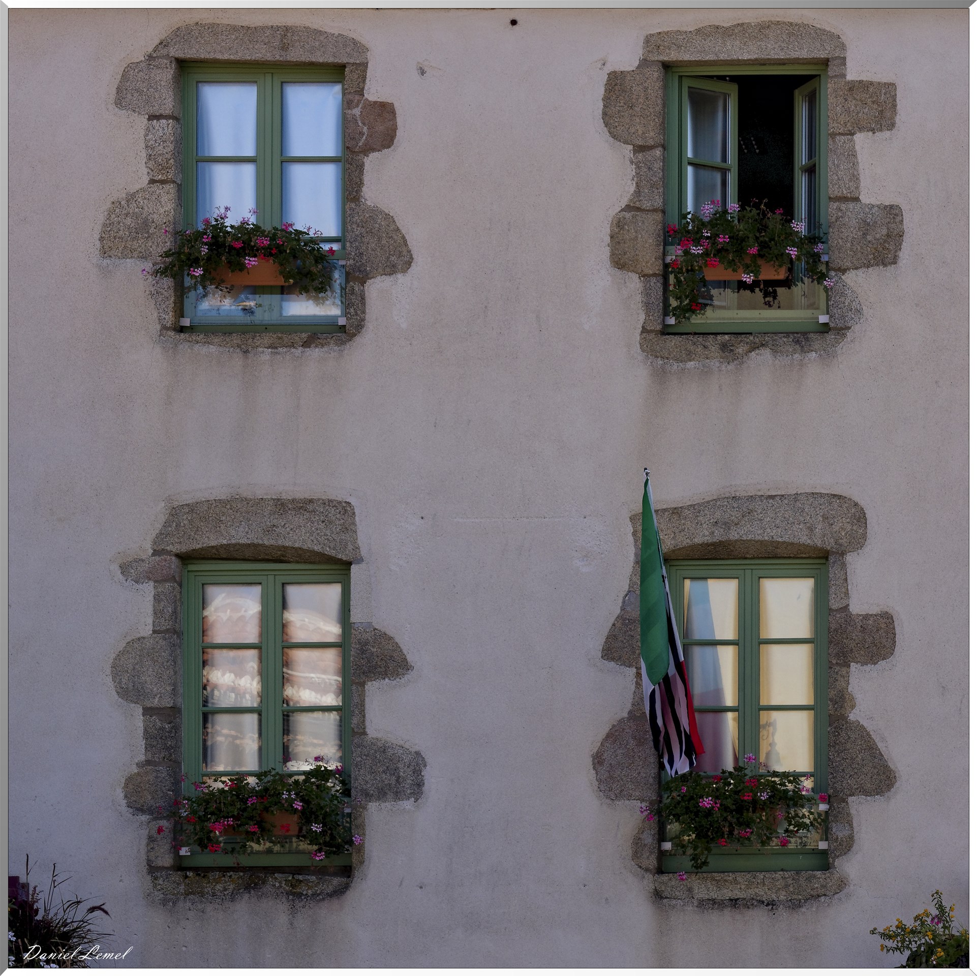  DSC0002 DxOW