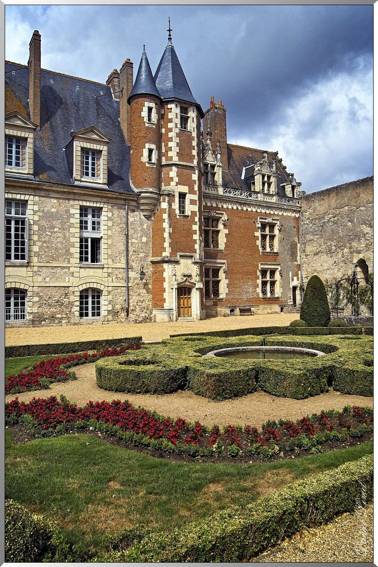Cour du château de Luynes