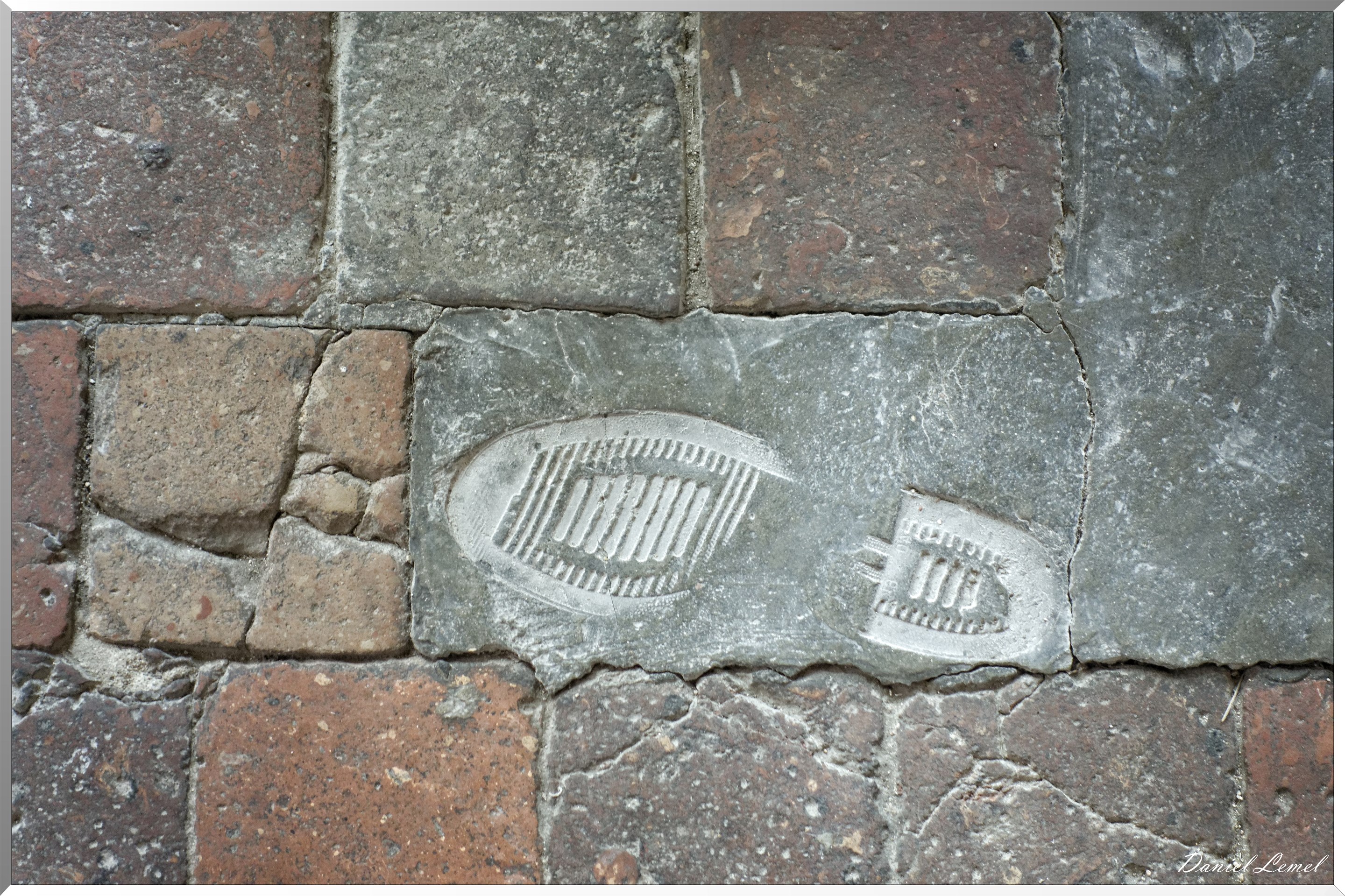 Église Saint-Pierre de Saint-Julien-du-Sault - Pas gravé dans la pierre
