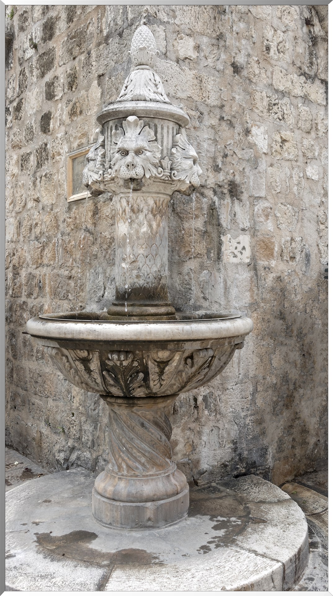 Statue de Gundulic Dubrovnik Croatie place Gundulic - fontaine à eau