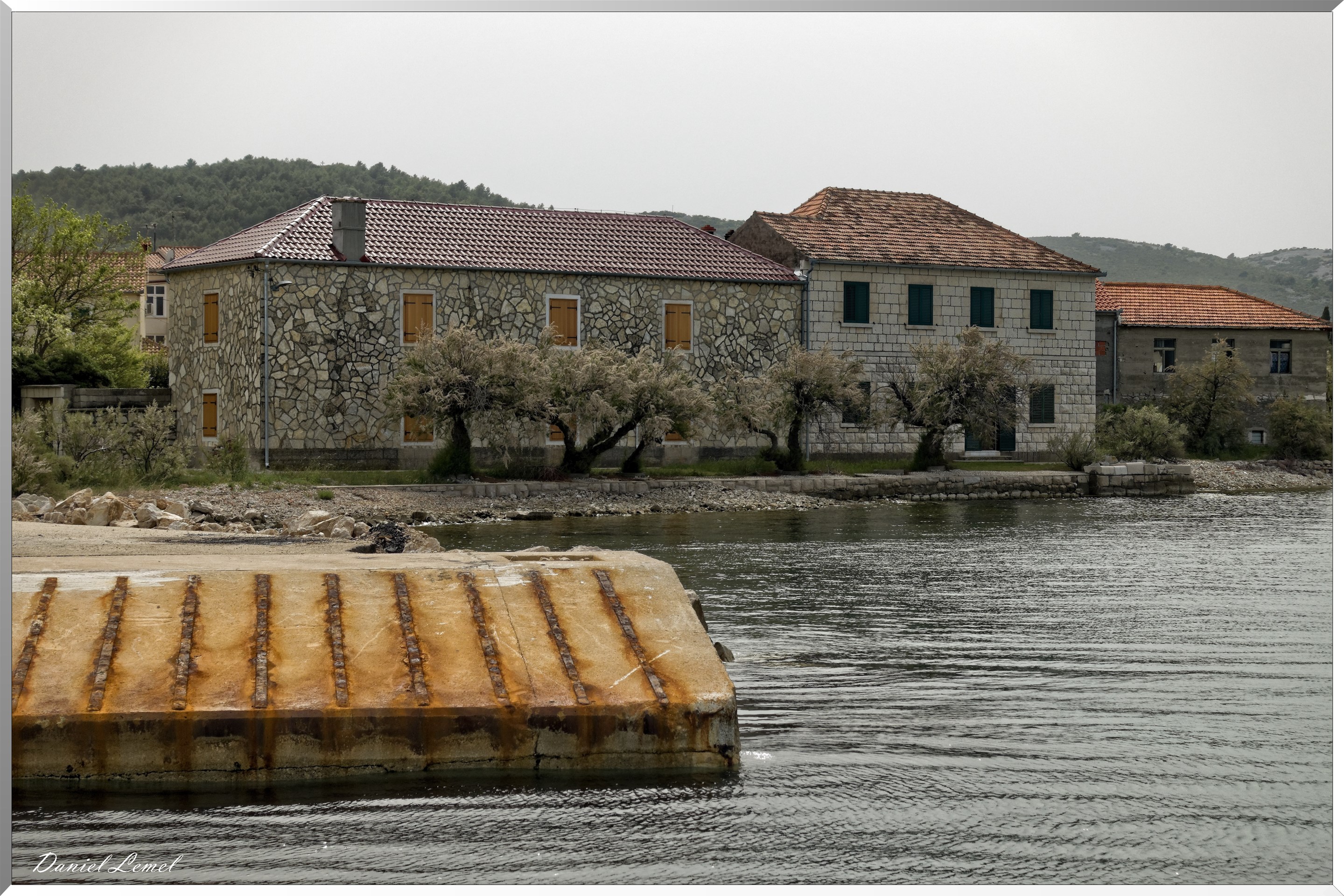 Maison en pierres et oliviers