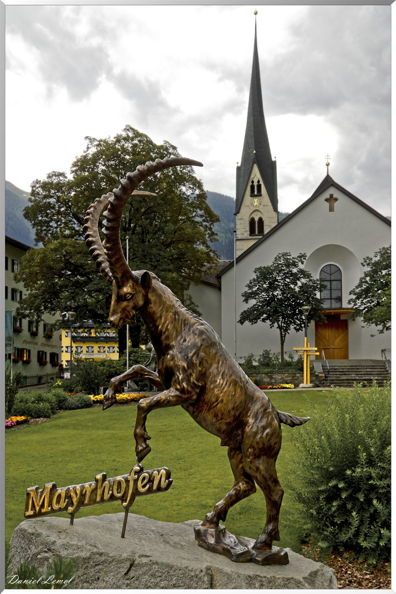 Statue en bronze devant l'église