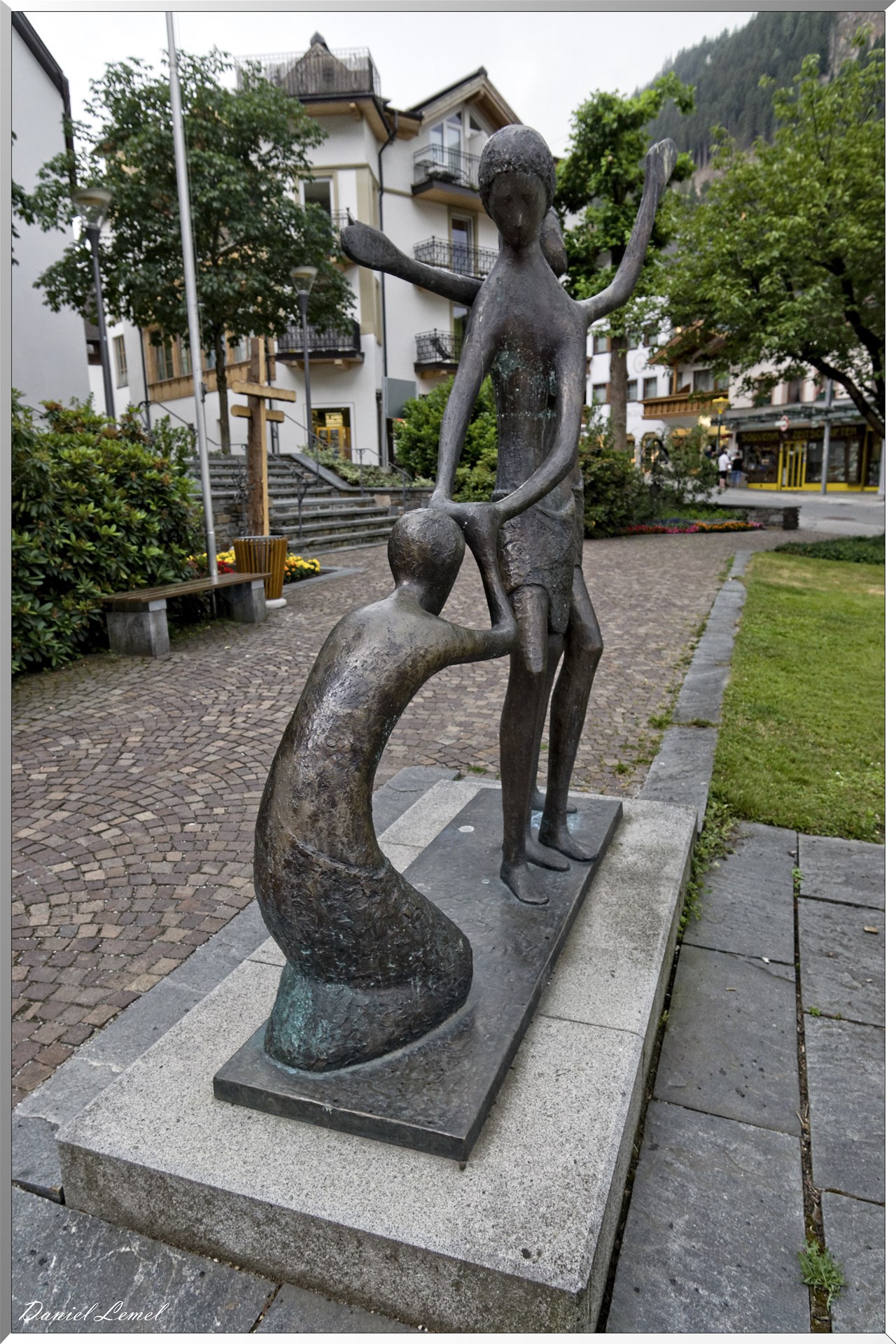 Statue en bronze devant l'église