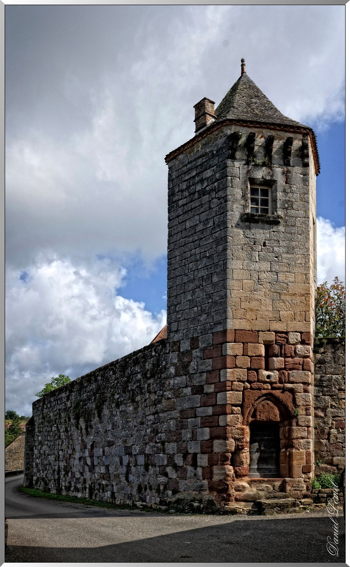 Tour et vielles pierres