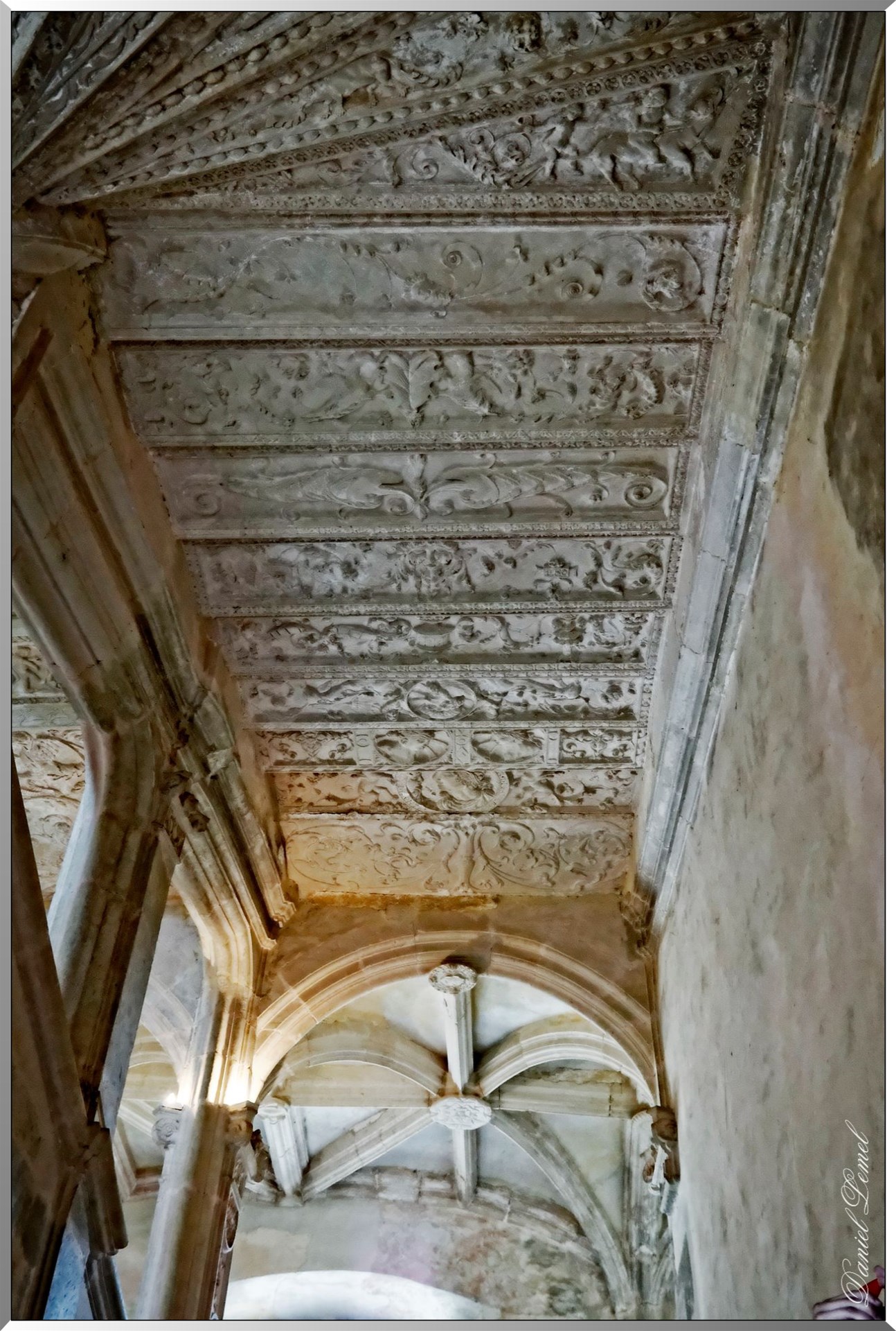 Frises au plafond de l'escalier