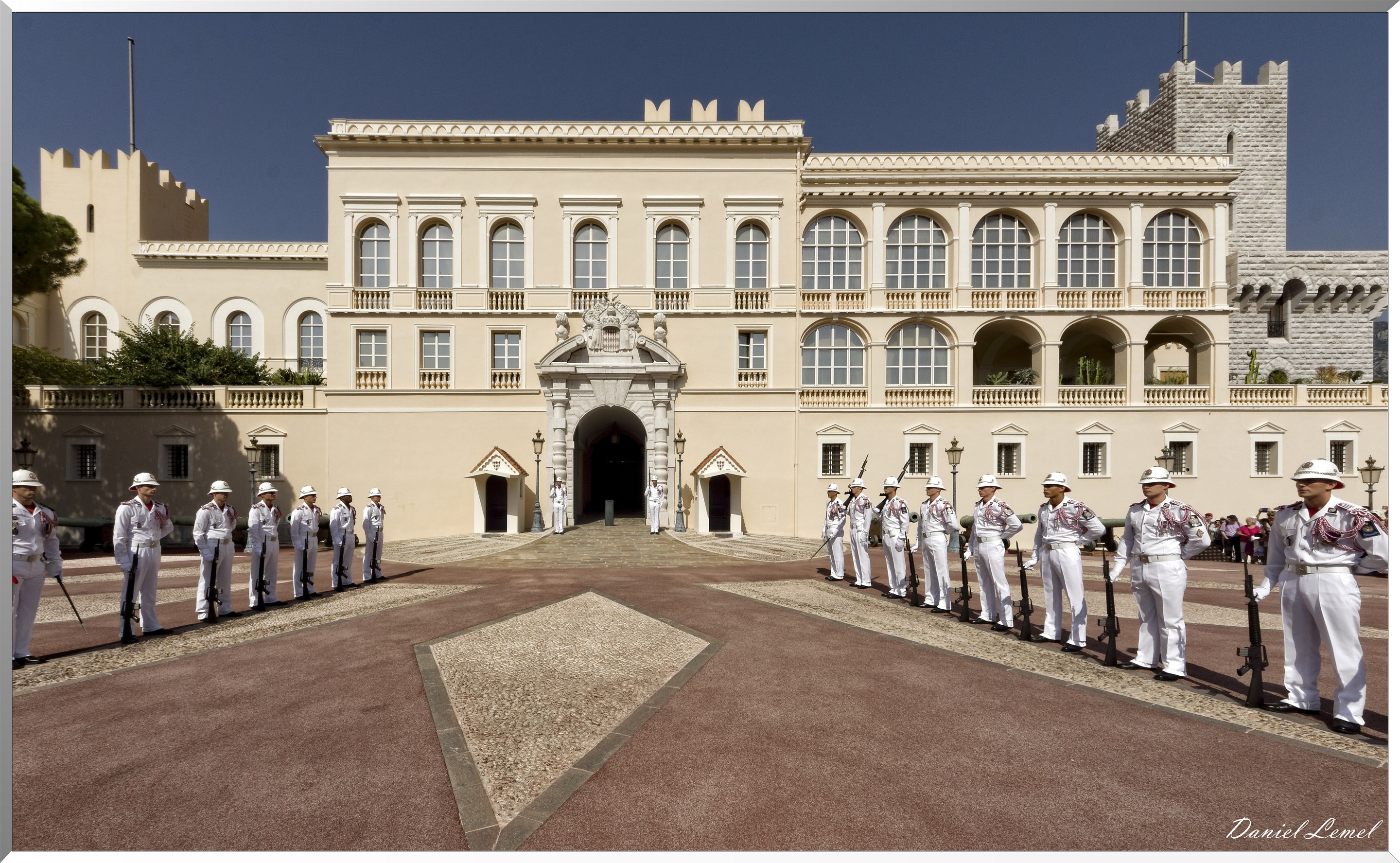 La place du Palais, - Le cérémonial de relève de la garde.