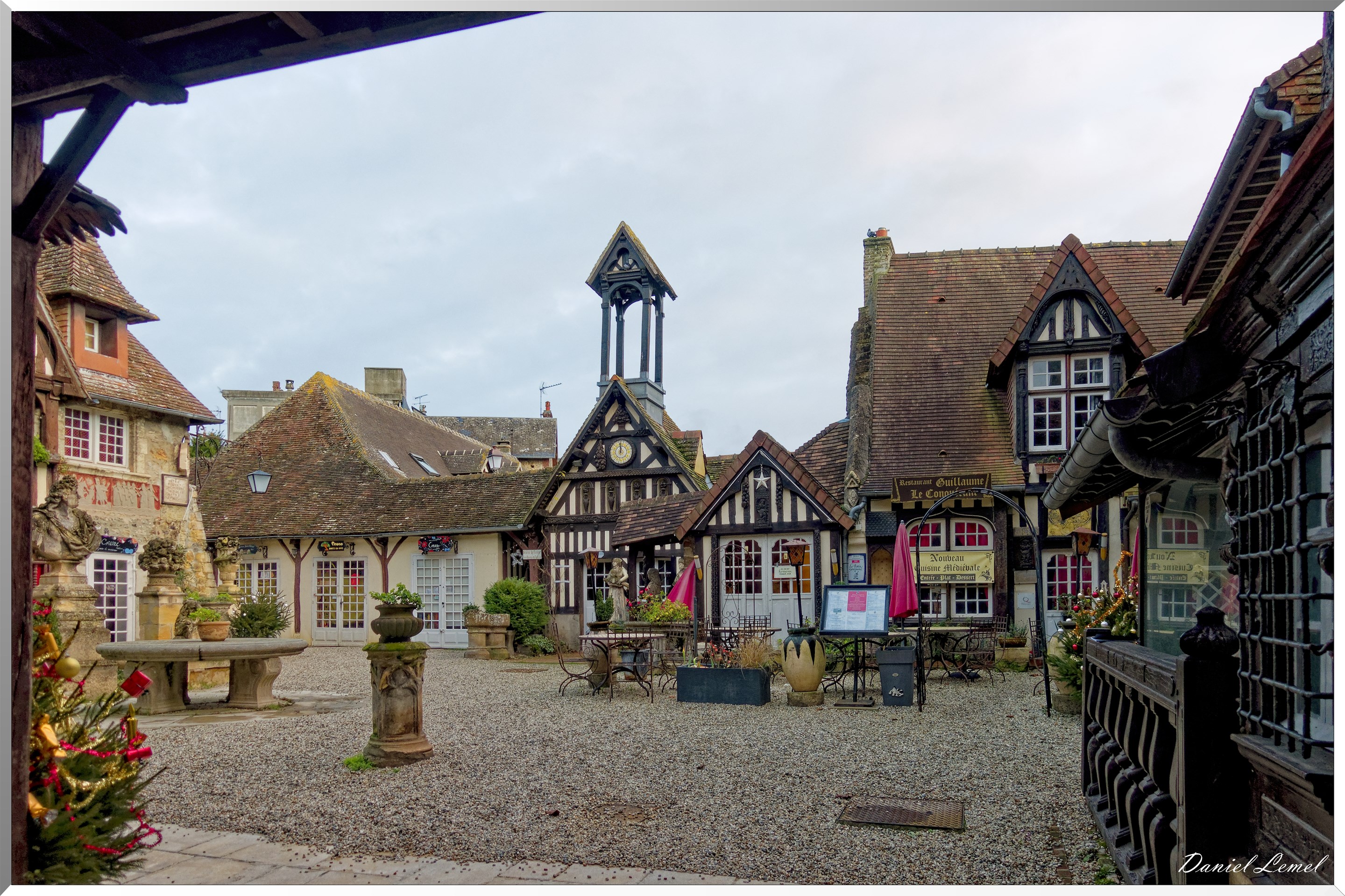 Bâtiment et sculptures du Village d'Art