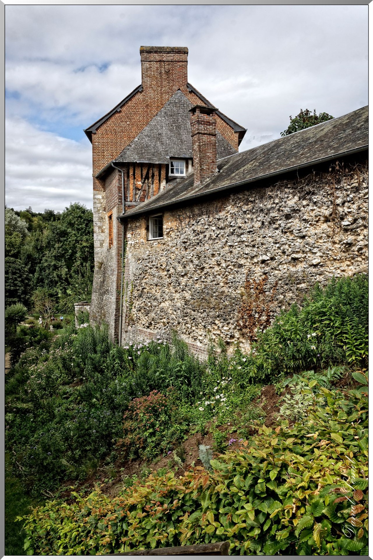 Lyons la foret ancienne residence fortifiee