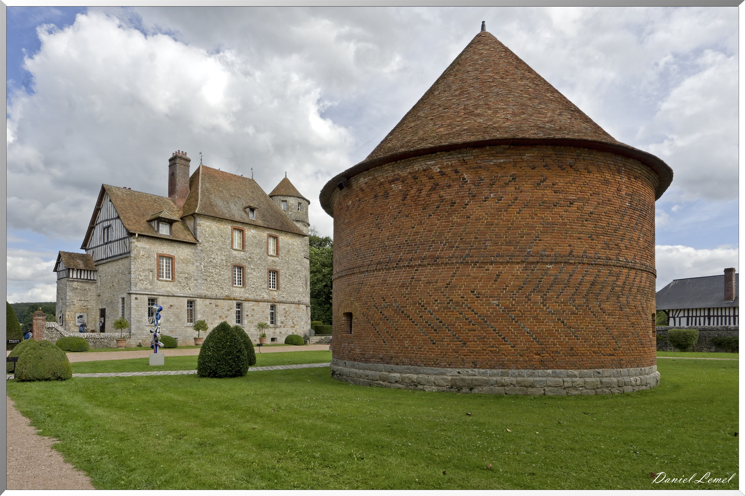 Le château et son colombier