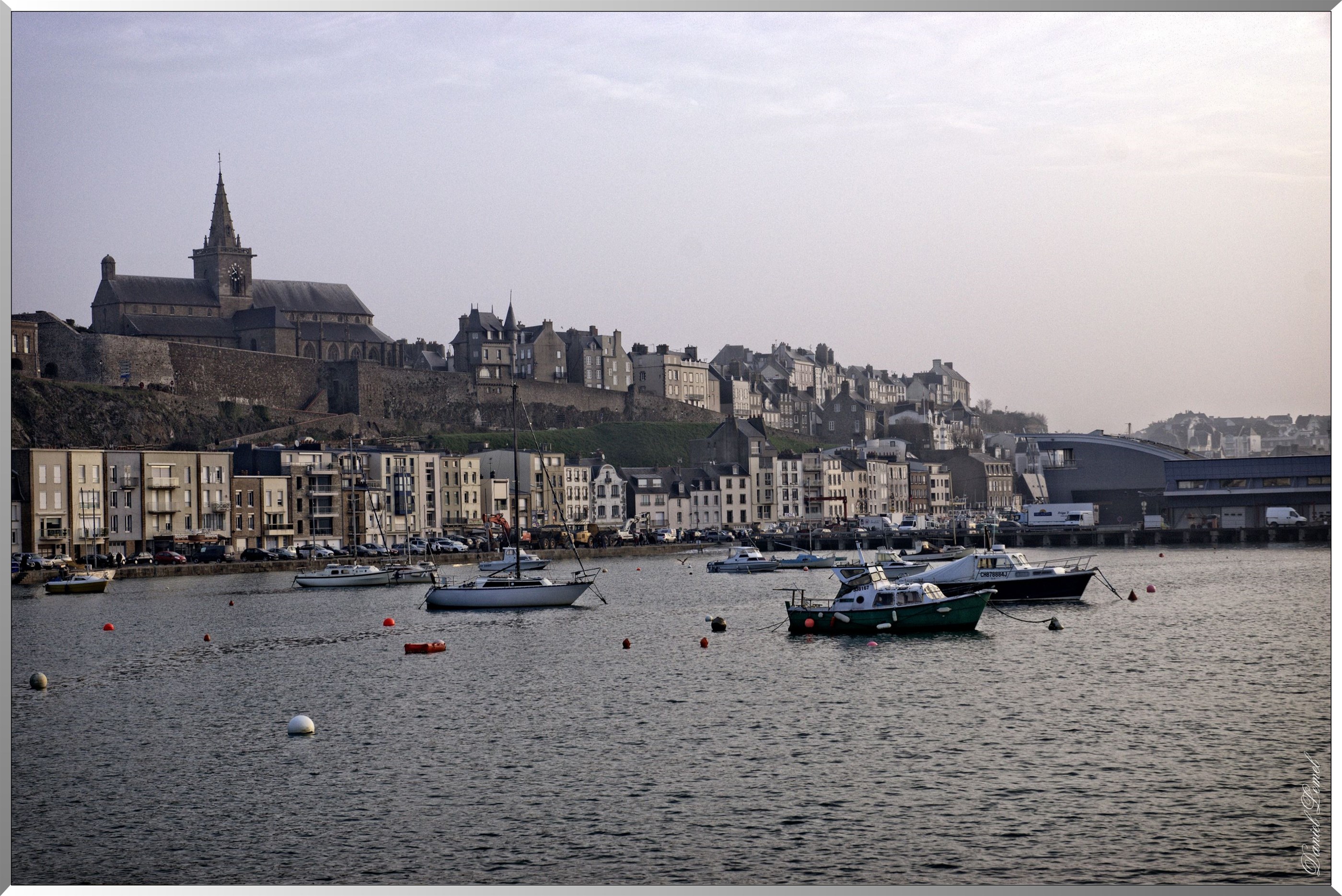 Avant port et église Notre-Dame à marée haute