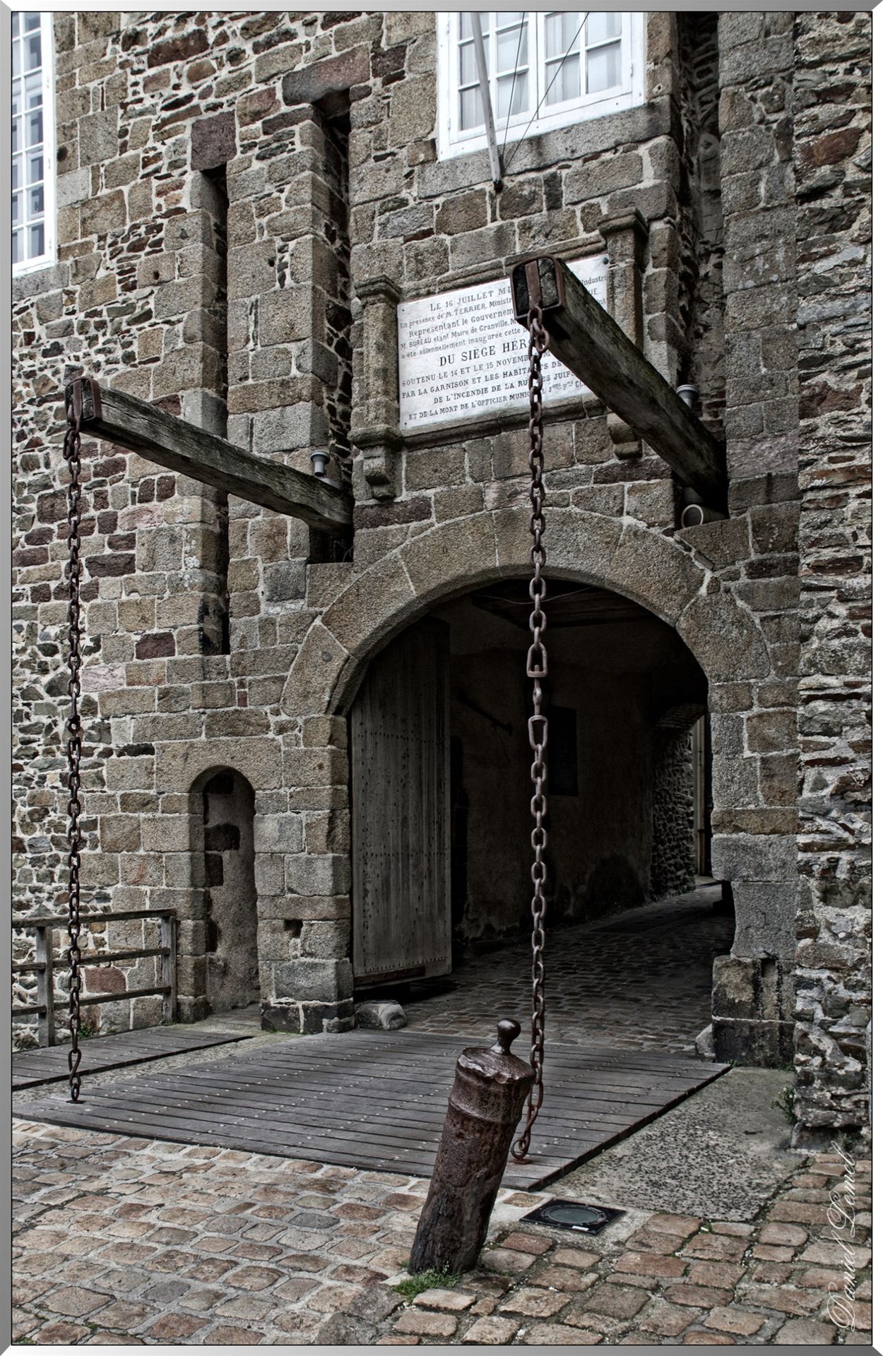 Porche au pont-levis de la Haute-Ville