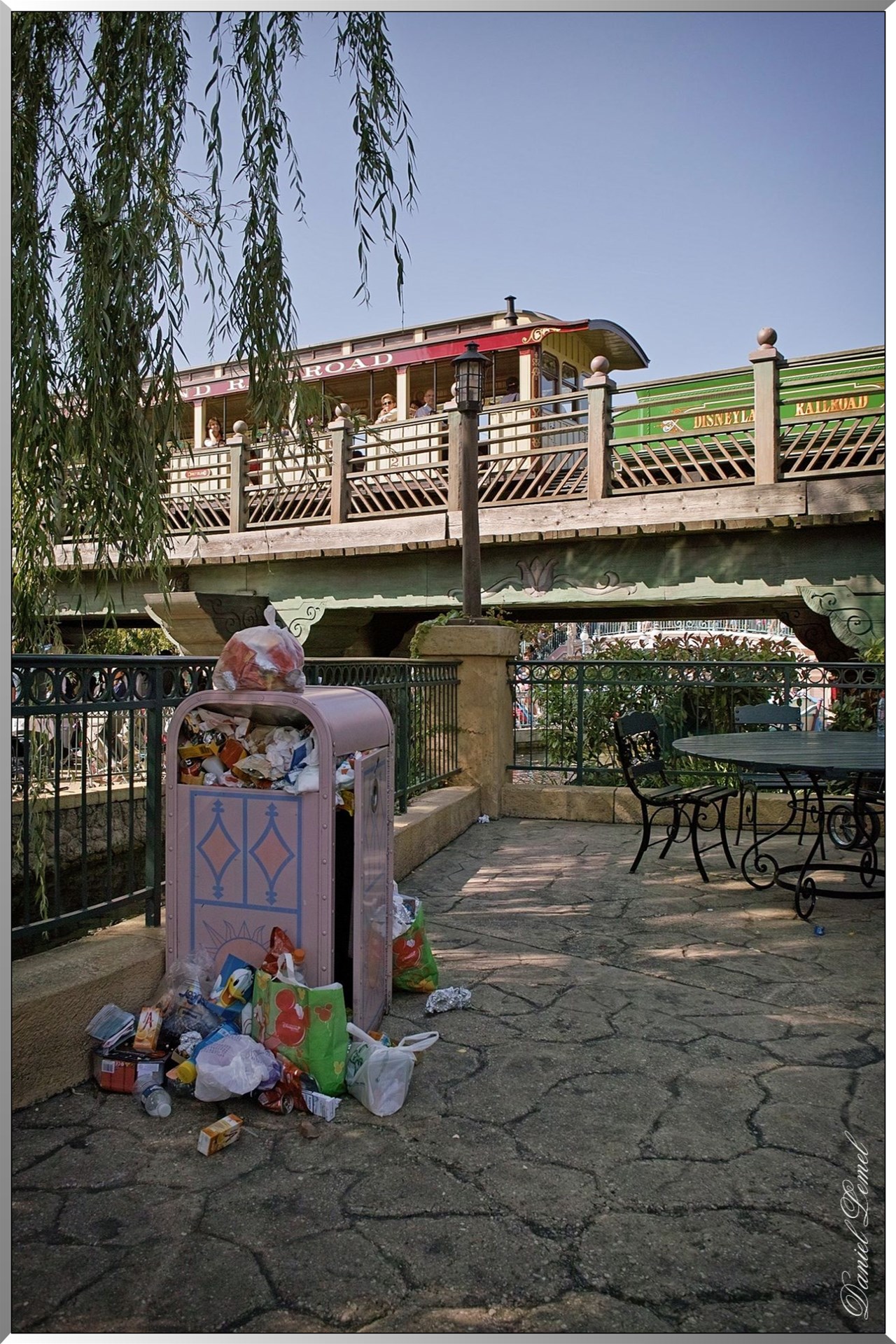 Fantasyland - Poubelle pleine