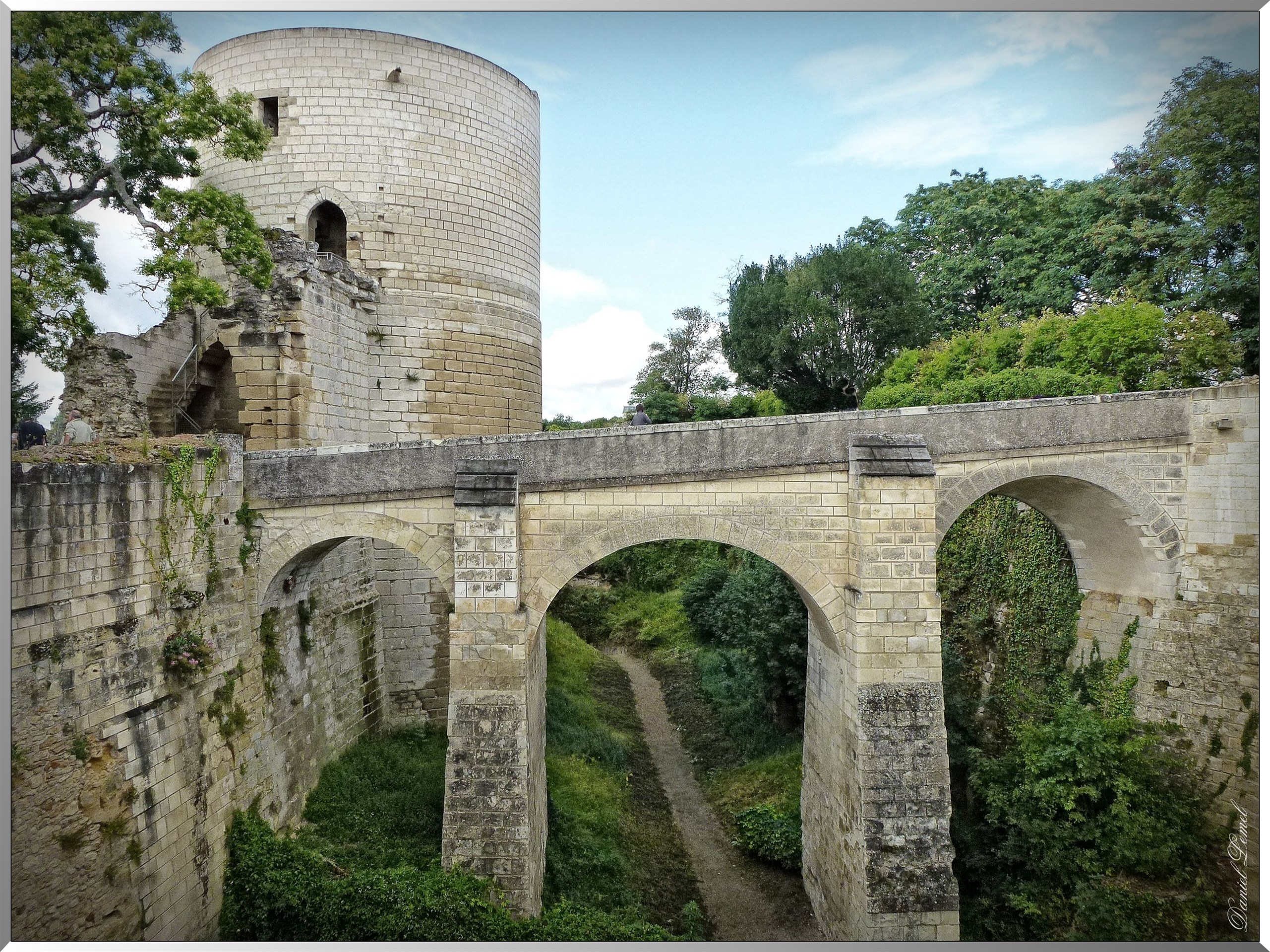 Douves entre fort du coudray et chateau du milieu