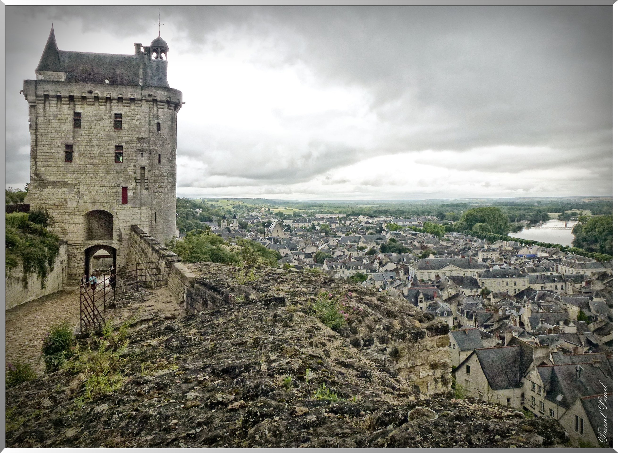 Vue tour de l horloge forteresse chinon vienne