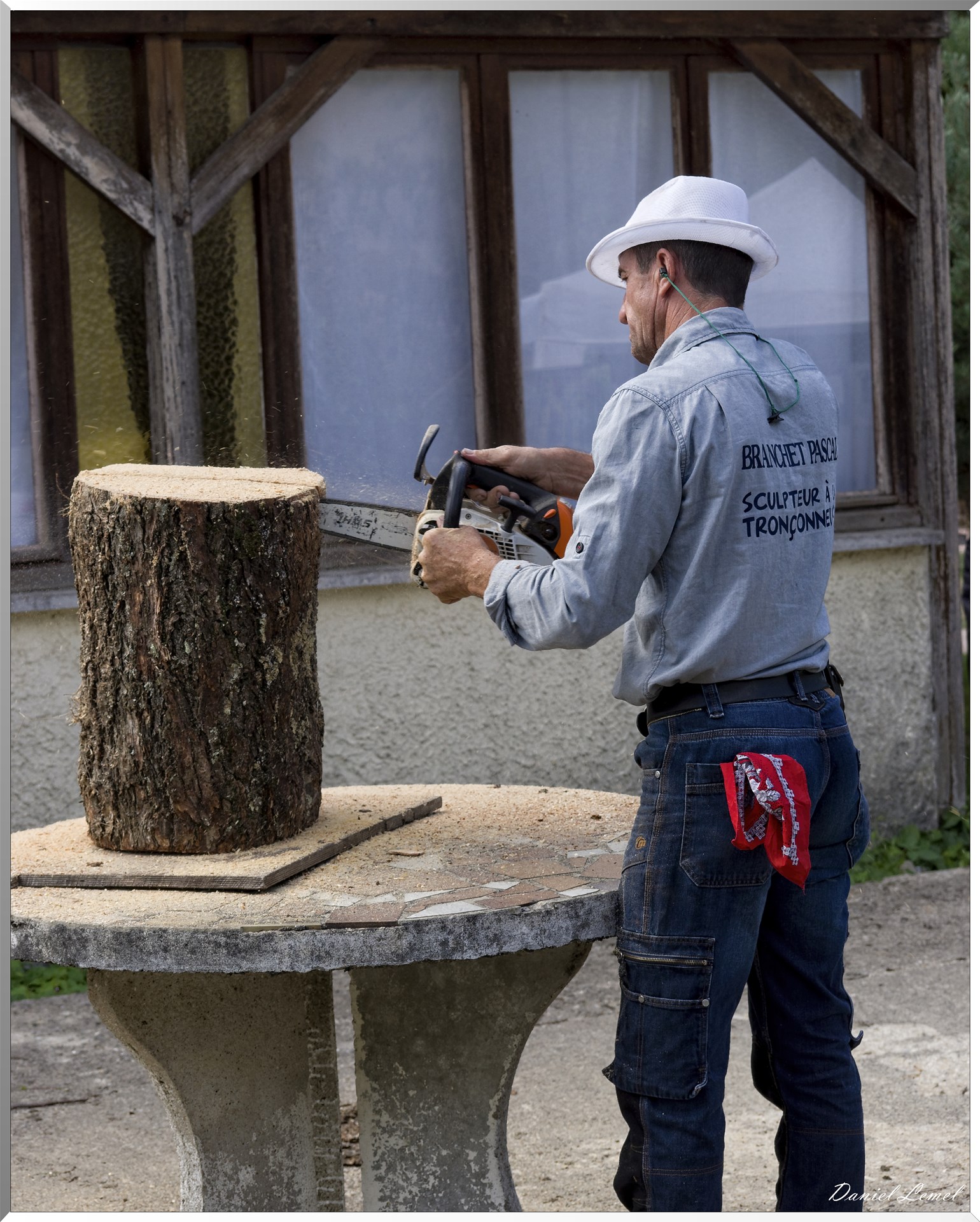 Sculpteur à la tronçonneuse
