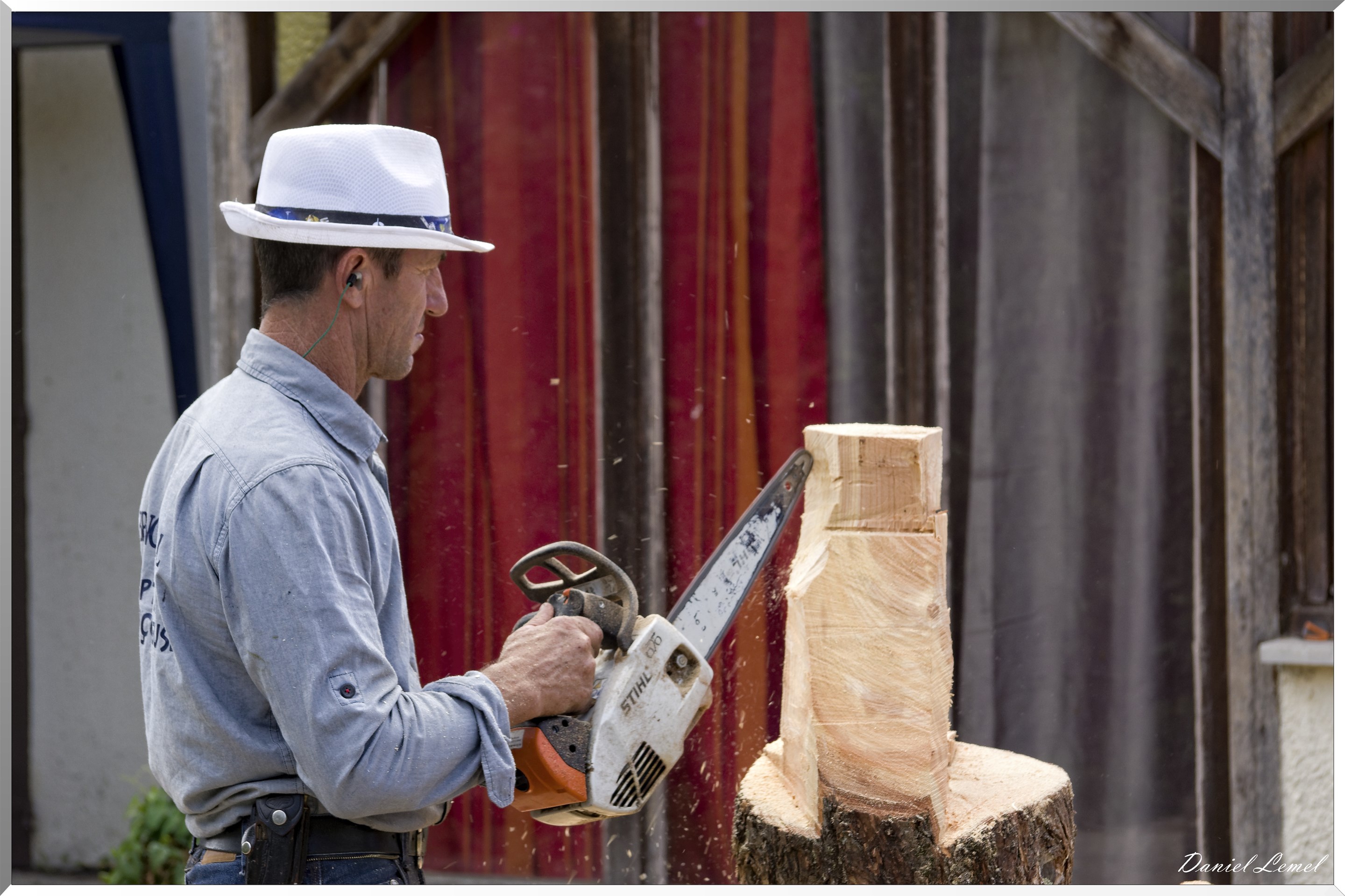 Sculpteur à la tronçonneuse