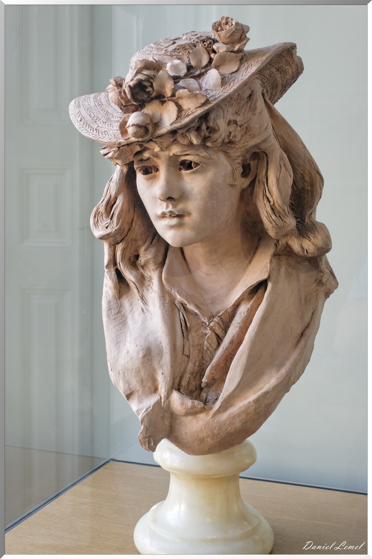 Jeune femme au chapeau fleuri