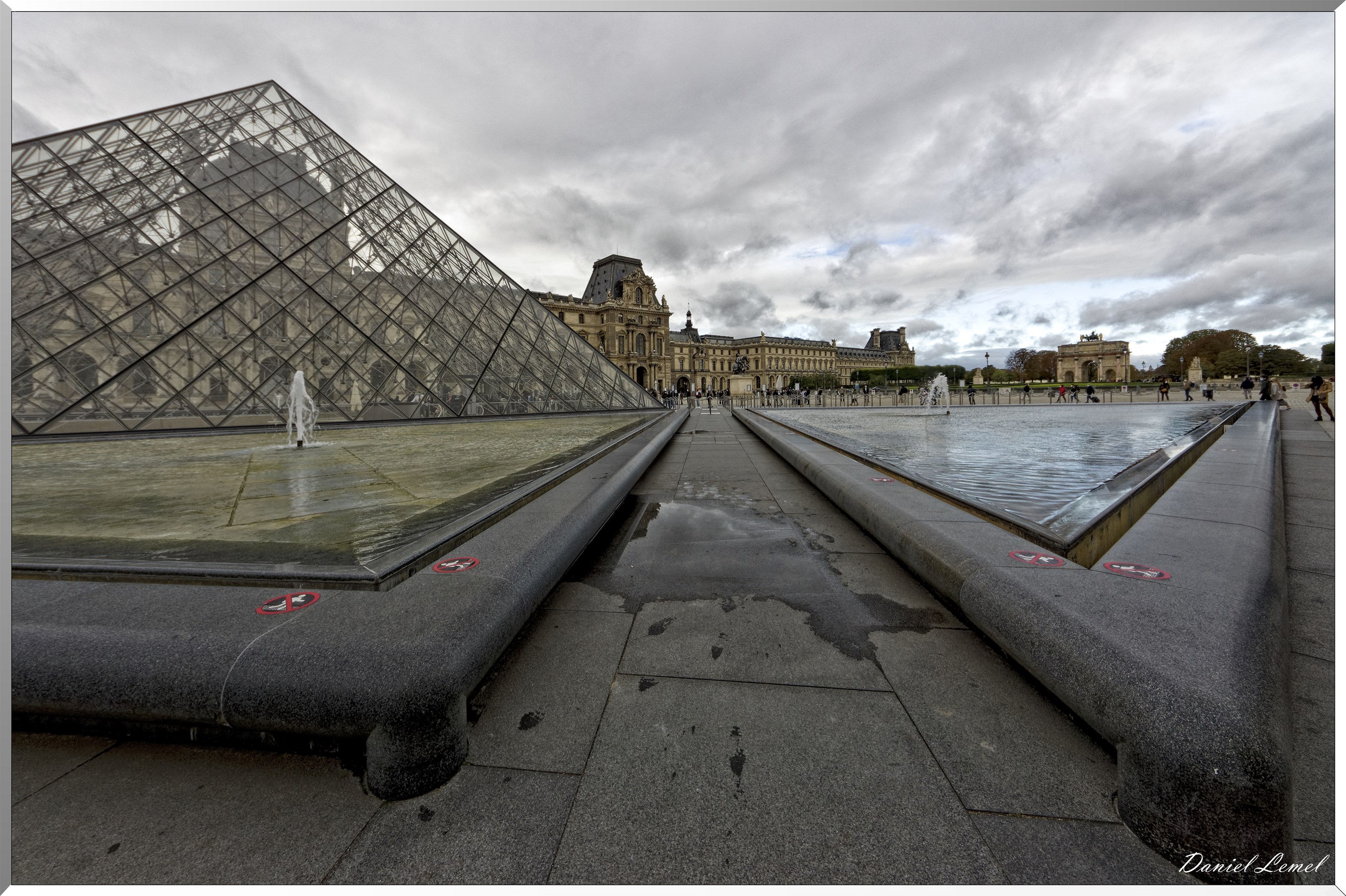 Pyramide du Louvre