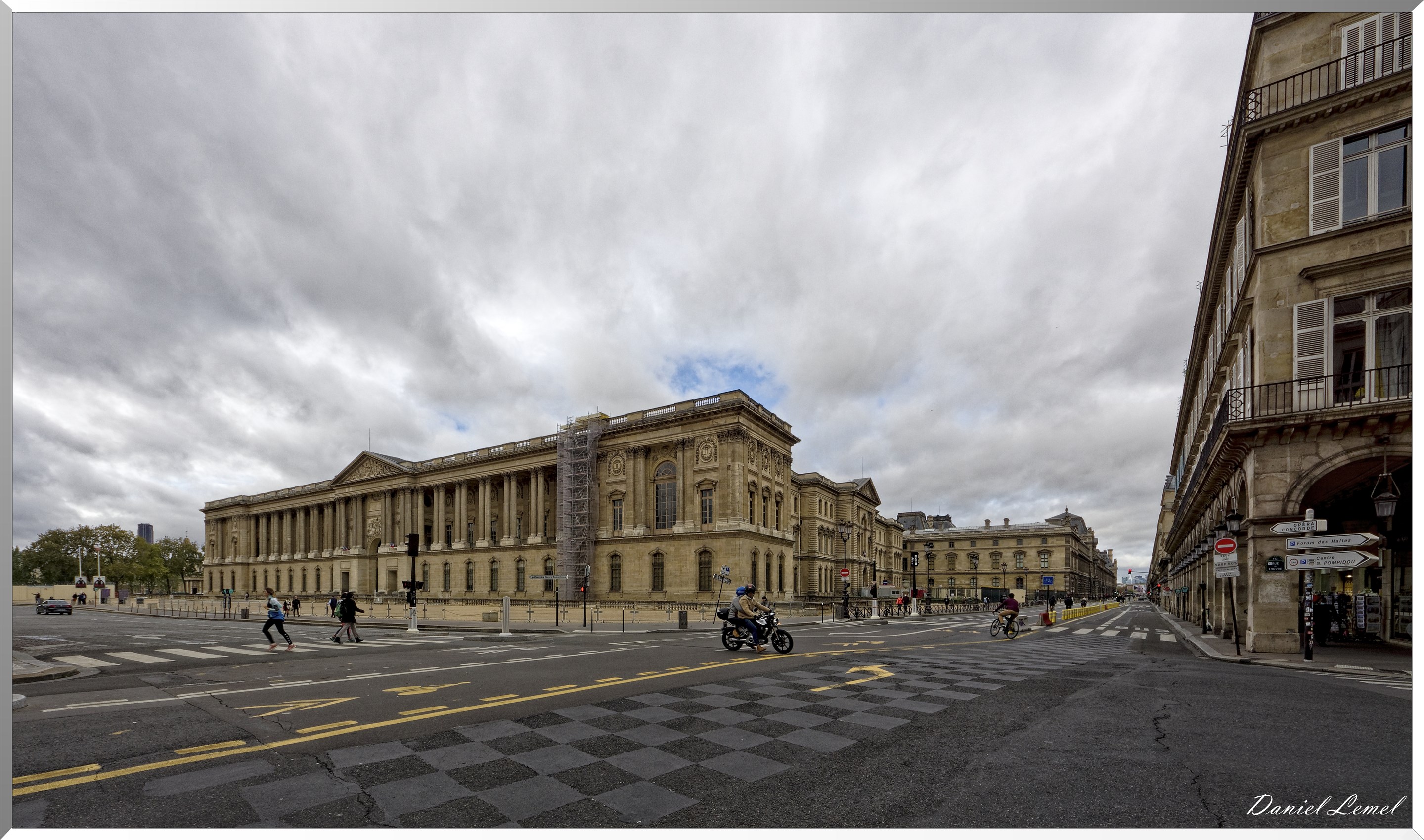 Façade du Louvre coté Tour Carrée