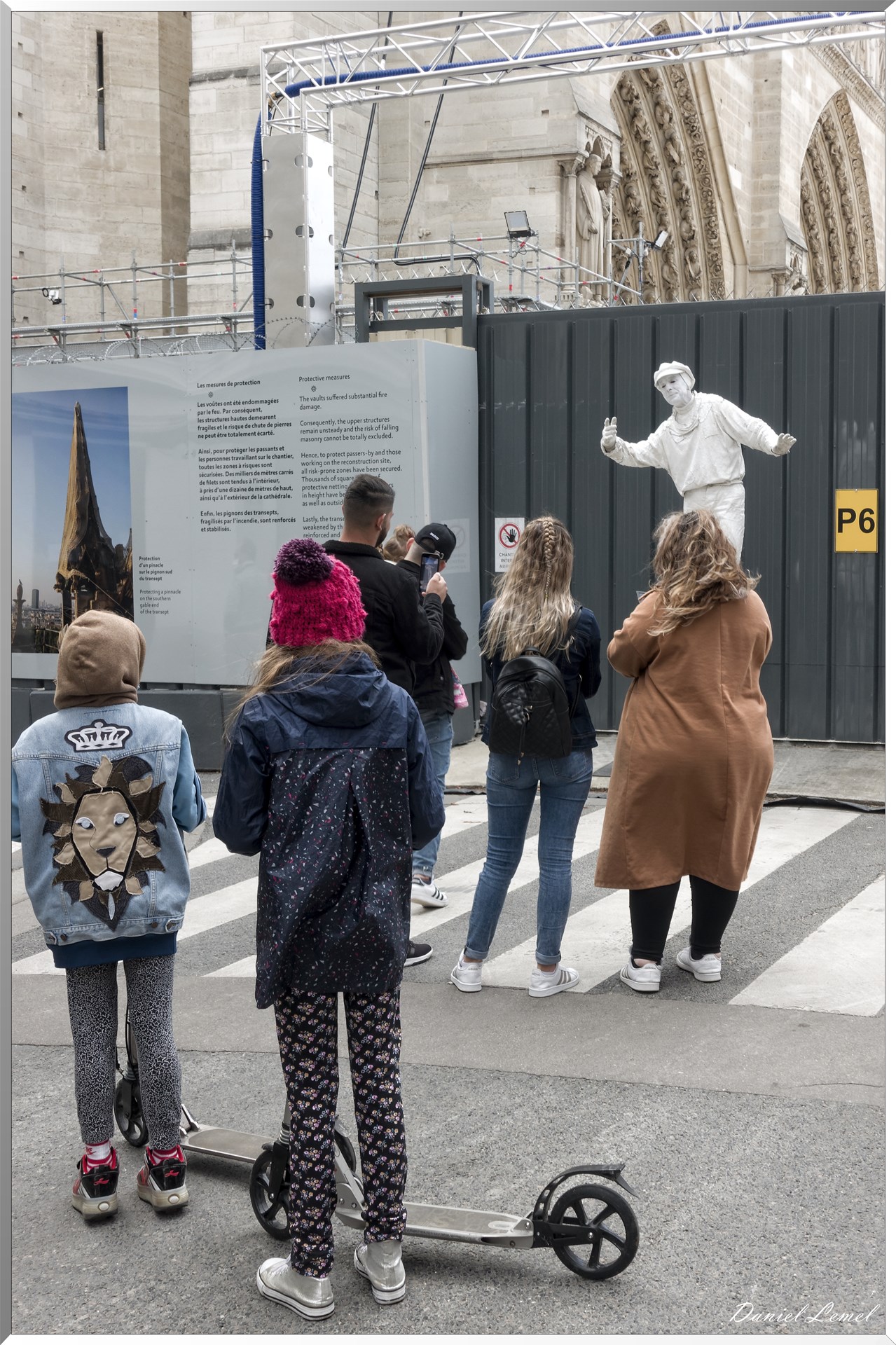Spectacle de rue au pied de Notre-Dame