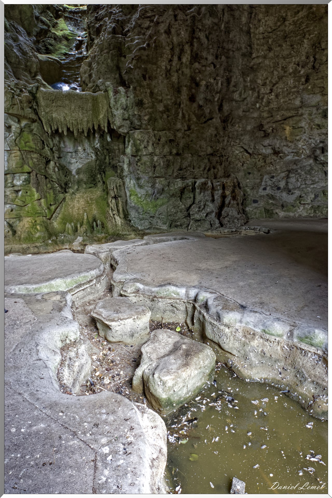 Parc des Buttes-Chaumont - Cascade artificielle (à l'arrêt actuellement)