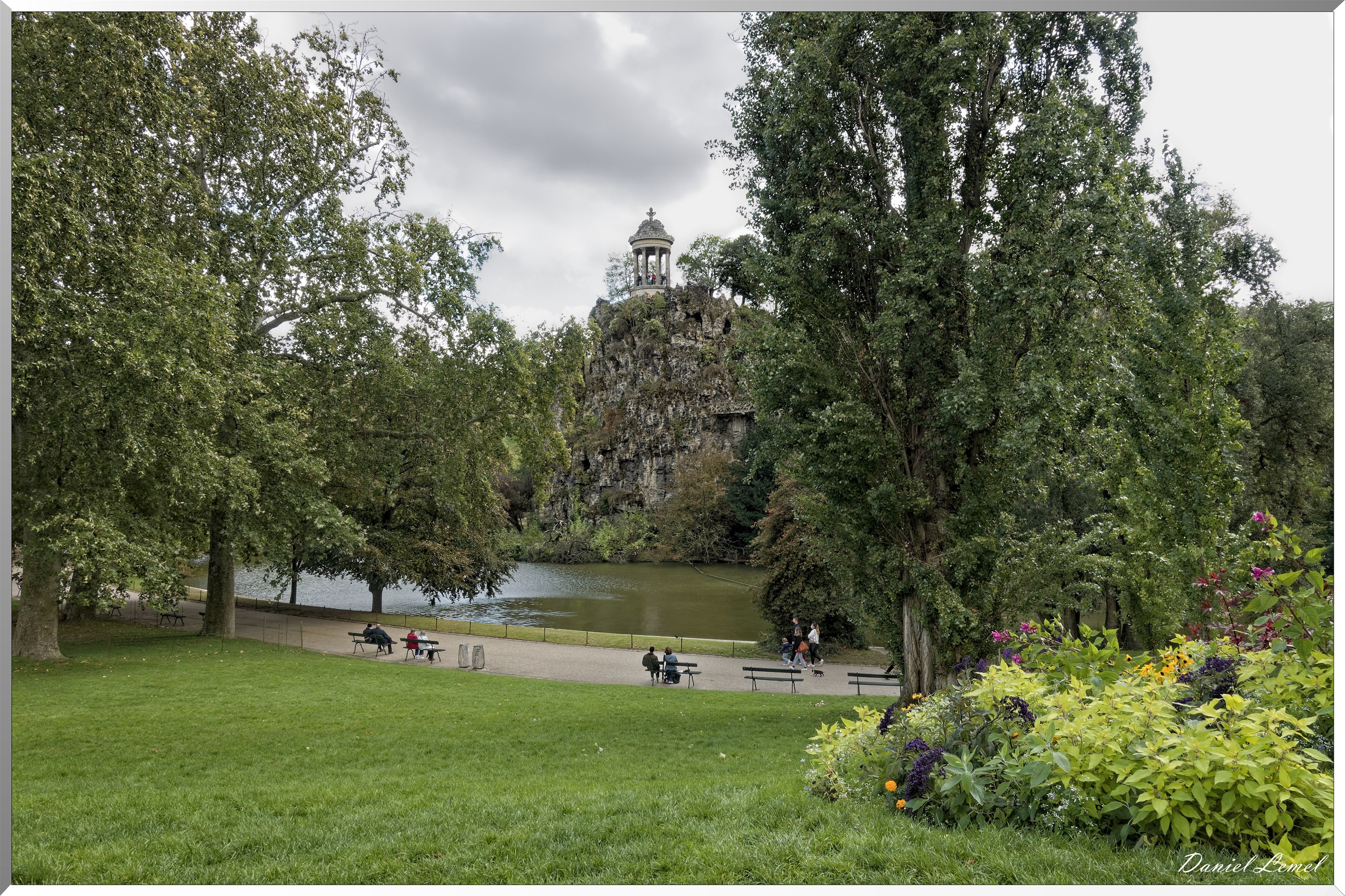 Parc des Buttes-Chaumont - Le temple de la Sibylle  sur l'Île du Belvédère
