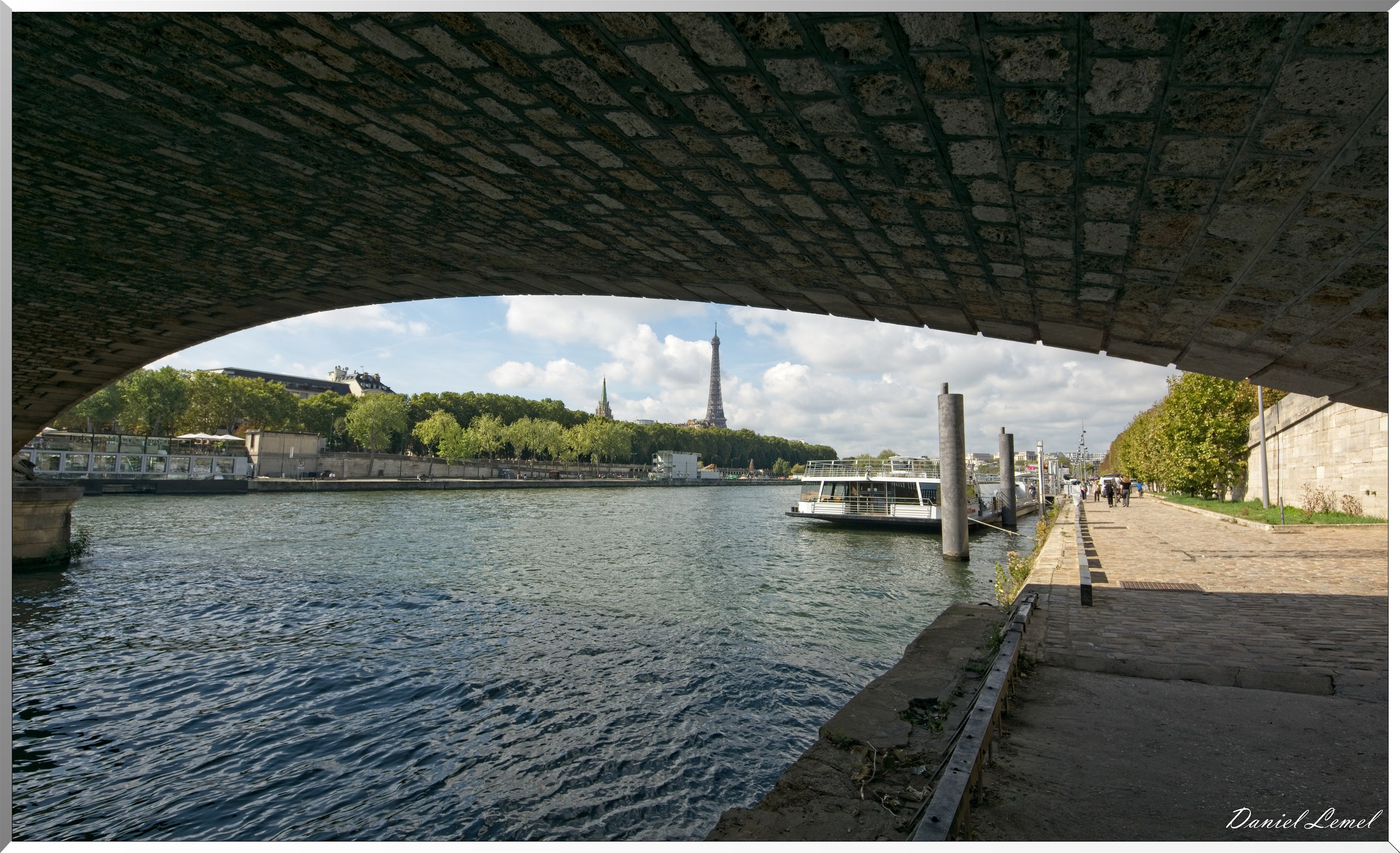 Sous le pont des Invalides