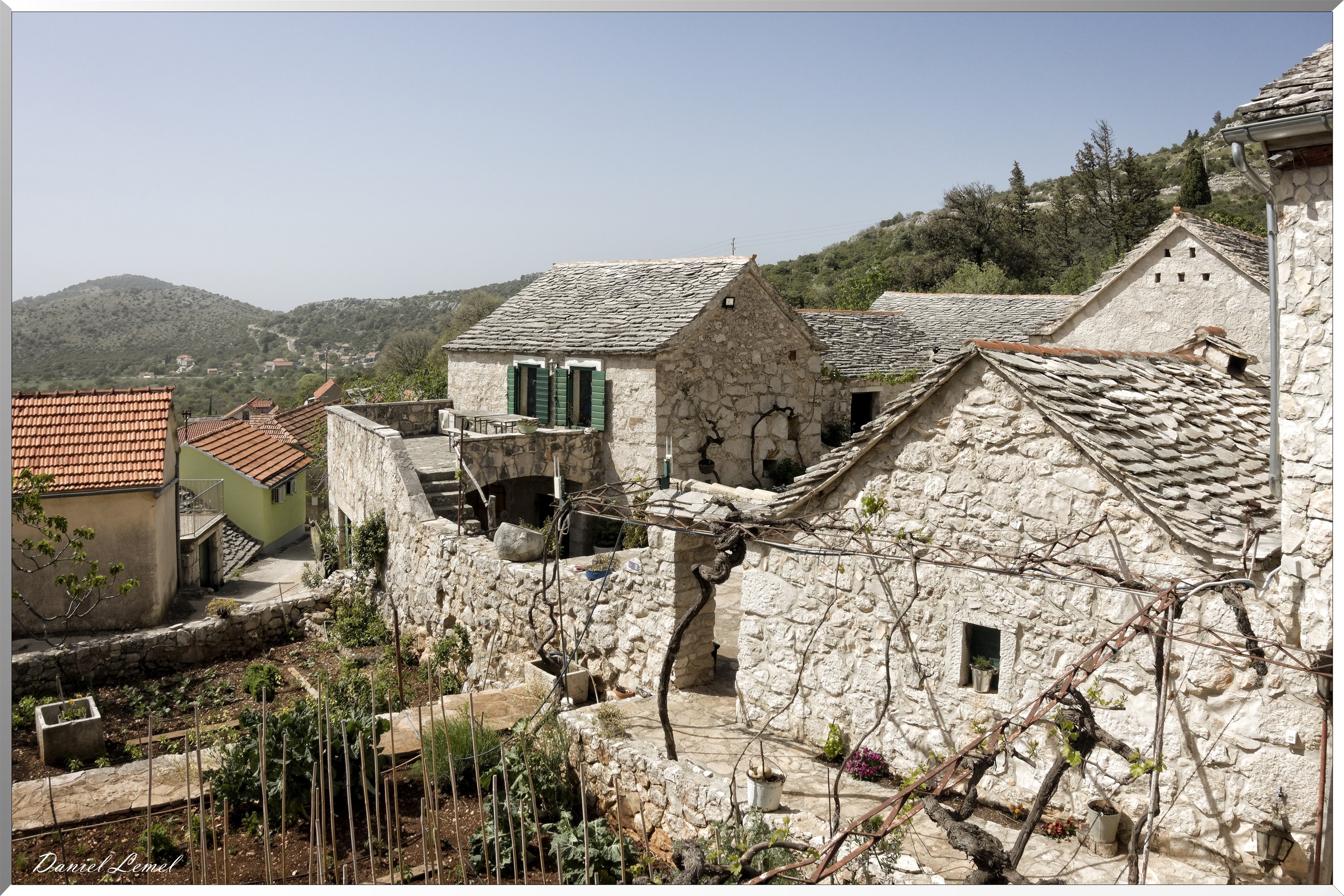 Maisons en pierres et jardin